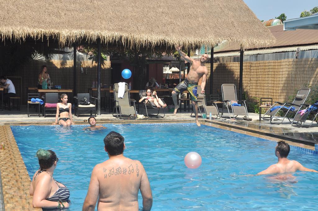 Pool Party Hostel Сіємреап Екстер'єр фото